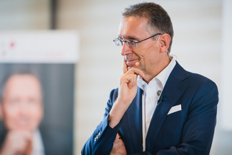 Blogartikel_Bueokratie_abbauen_Stefan_nachdenklich_Unternehmercoach-Blog
